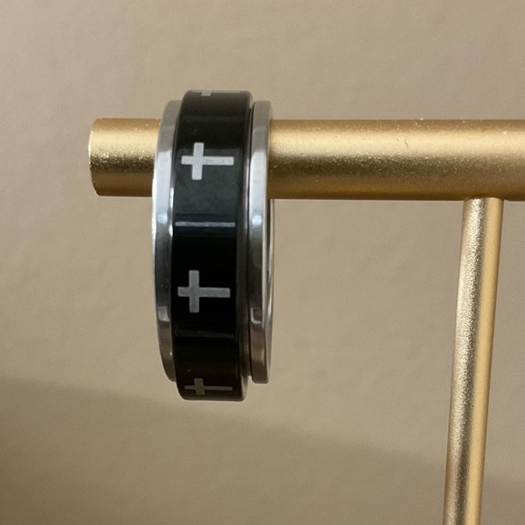 Unisex Black With Cross Detail Rotating Fidget Ring Size 9 - Picture 3 of 8